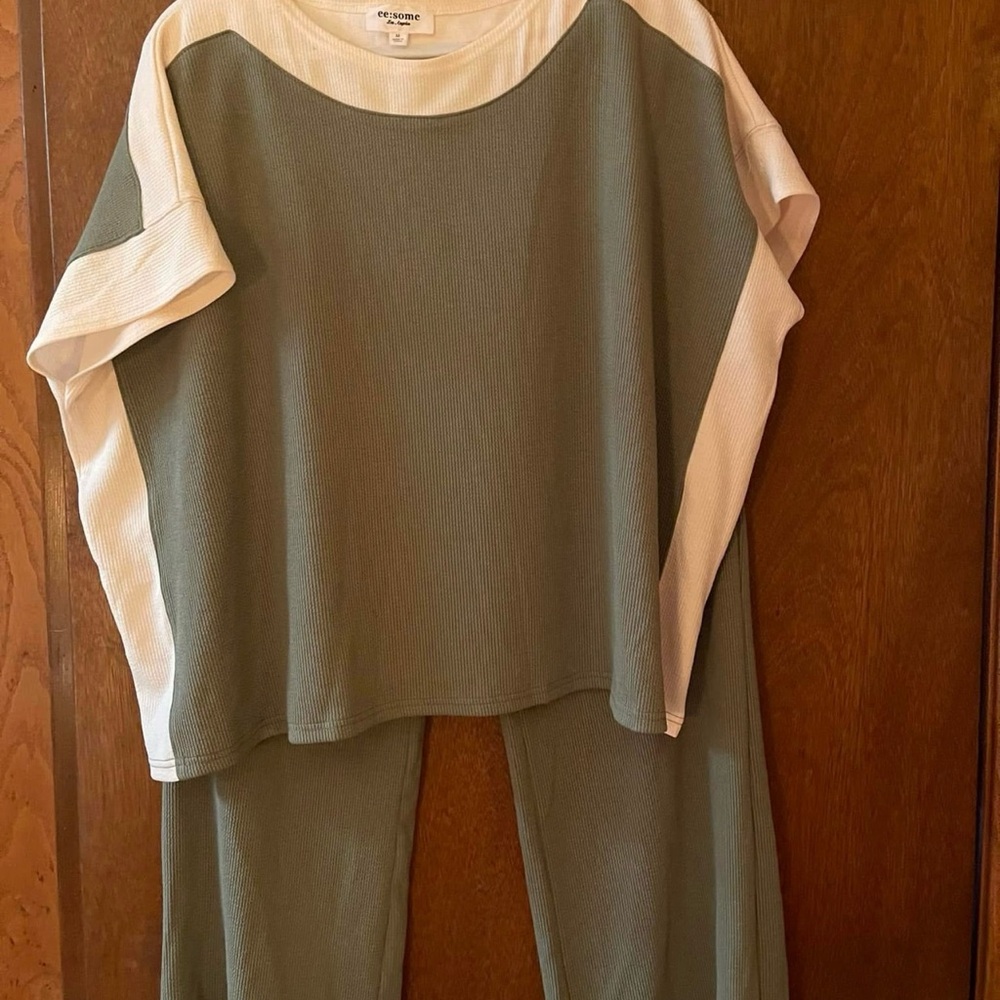 Two-Tone Lounge Set - Picture 2 of 3